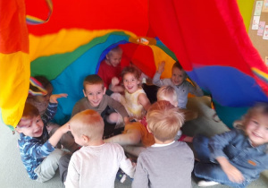 Dzieci pod chustą podczas zabawy